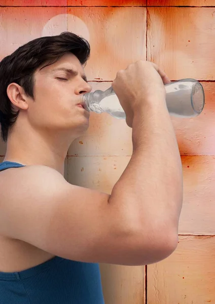 Uomo in attrezzi da allenamento acqua potabile — Foto Stock