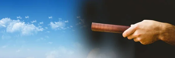Hender med bibel- og himmelovergang – stockfoto