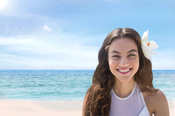 Mulher de pé e sorrindo — Fotografia de Stock