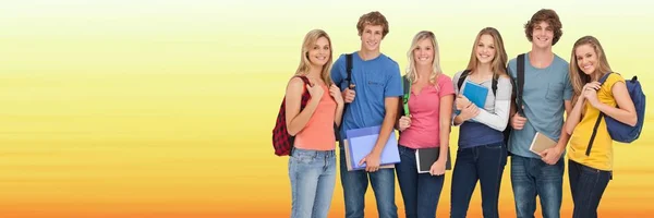 Estudiantes frente a fondo amarillo crepuscular — Foto de Stock