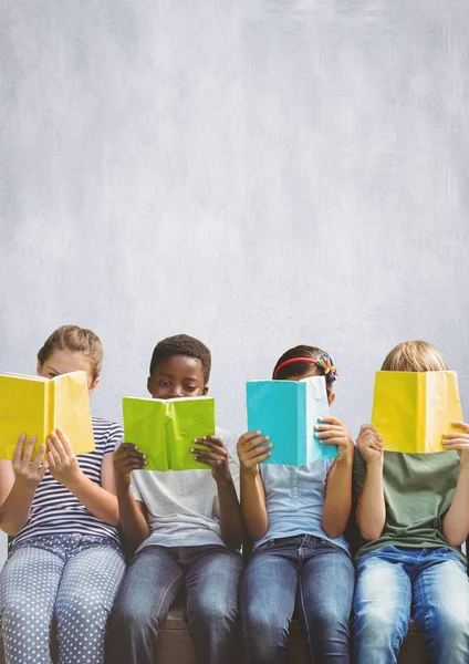 Skupina dětí čtení knih — Stock fotografie