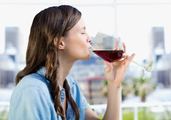 Kobieta degustacja wina — Zdjęcie stockowe