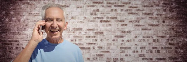 Elderly man using phone — Stock Photo, Image