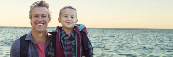 Padre e figlio in piedi sulla spiaggia — Foto Stock