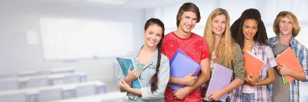 Glimlachend studenten staande — Stockfoto