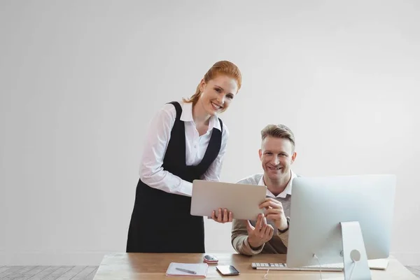 Mensen uit het bedrijfsleven aan een bureau met behulp van Tablet PC — Stockfoto