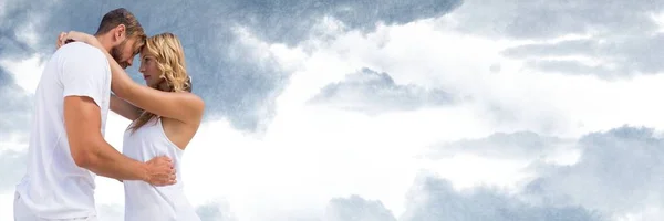 Coppia che abbraccia contro cielo nuvoloso — Foto Stock