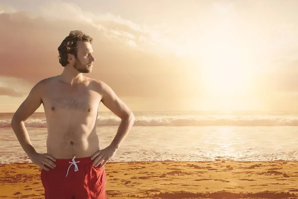 Homem em pé na areia na praia — Fotografia de Stock