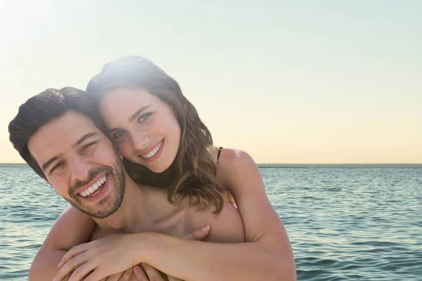 Coppia abbraccio sulla spiaggia — Foto Stock