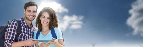 Estudiantes sosteniendo tableta frente al cielo — Foto de Stock