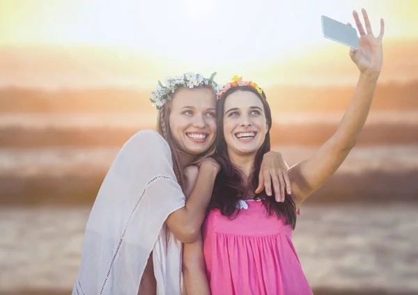 Mulheres tirando foto selfie casual — Fotografia de Stock