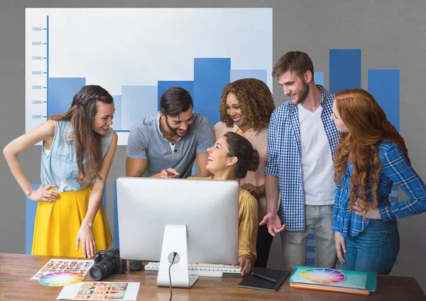 Zufriedene Geschäftsleute am Schreibtisch — Stockfoto