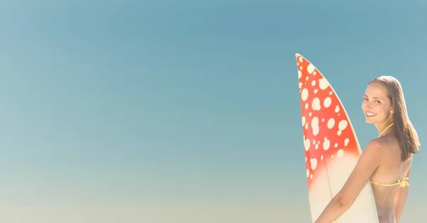 Surfer woman with surfboard — Stock Photo, Image