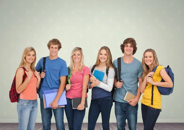 Grupo de estudantes em pé na frente de fundo verde em branco — Fotografia de Stock