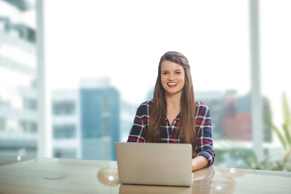 Mulher de negócios na mesa usando o computador — Fotografia de Stock