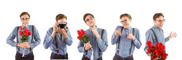 Nerd innehav blommor och kamera — Stockfoto