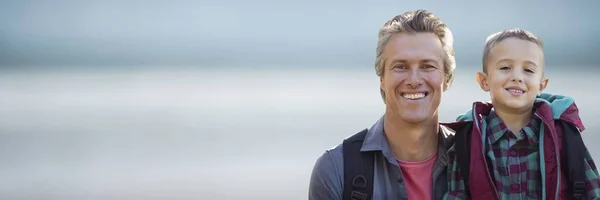 Padre e figlio sorridenti — Foto Stock