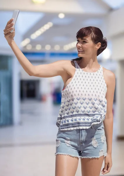 Mujer tomando foto casual selfie — Foto de Stock