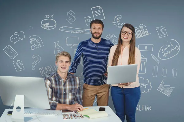 Zufriedene Geschäftsleute am Schreibtisch — Stockfoto