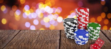 renkli casino belirteçleri yığını