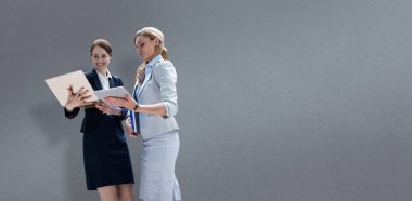 İş kadınları dijital tablet kullanma