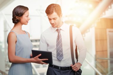 Tablet ekran dokunaklı işadamı