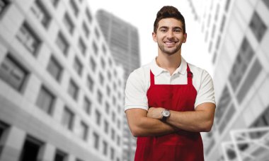 Çapraz kolları olan kendine güvenen adam