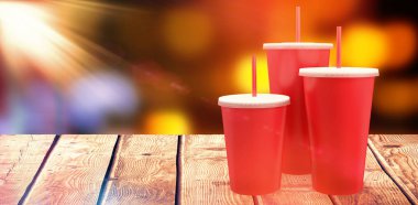 Beyaz arka plan üzerinde kırmızı su bardağı