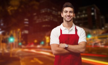 Çapraz kolları olan kendine güvenen adam 