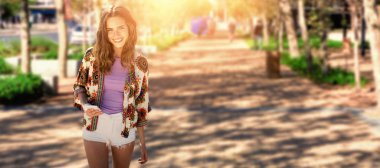 Cep telefonu kullanan kadın 