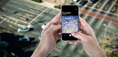 Akıllı telefon tutan adam.