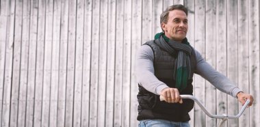 yakışıklı adam Bisiklete binmek