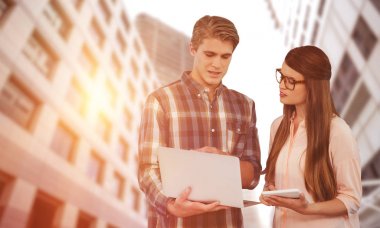 İş Meslektaşları Laptop Kullanıyor