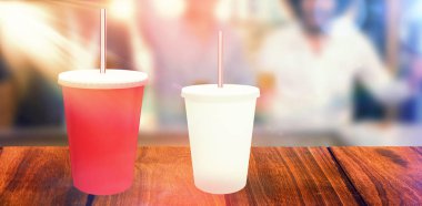 masada kırmızı ve beyaz bardak 