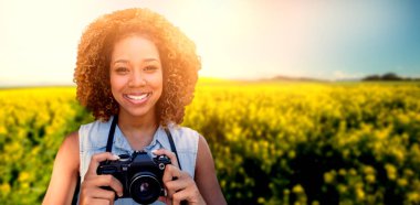 Kadın holding kamera gülümseyen