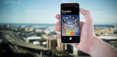 El ele tutuşan cep telefonu