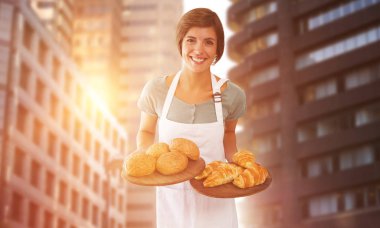 Garson holding kruvasan tepsi 