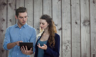 Dijital tablet kullanarak iş adamları 