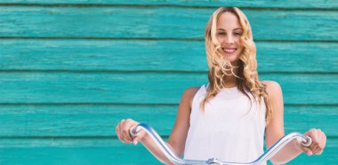 Bisiklet üzerinde gidiş kadınlar