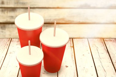 Ahşap arka plan Beka kırmızı su bardağı