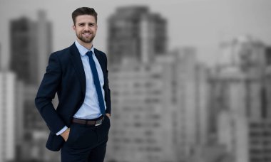 Elleri ceplerinde duran işadamı