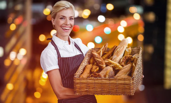 Nő gazdaság kosár kenyeret — Stock Fotó