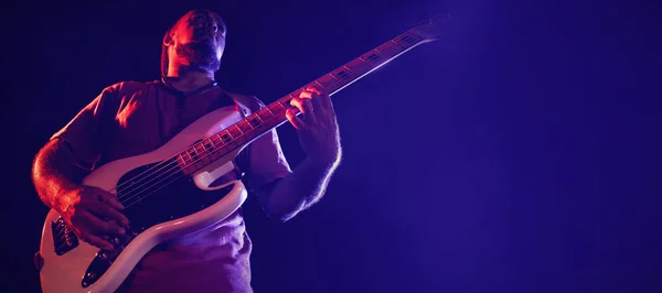 Männlicher Gitarrist tritt in Nachtclub auf — Stockfoto