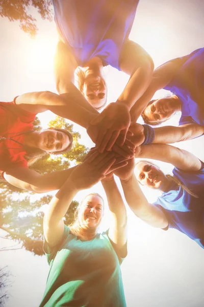 Grupo de mulheres formando pilha de mão — Fotografia de Stock