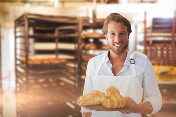 Cameriere che tiene croissant su vassoio — Foto Stock