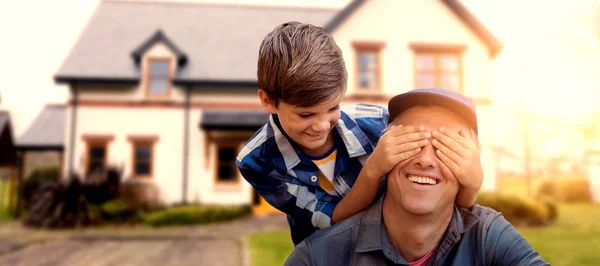 Kleiner Junge versteckt die Augen seines Vaters — Stockfoto
