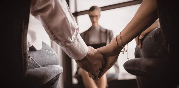 Ζευγάρι κρατώντας τα χέρια σε σύμβουλο γάμου — Φωτογραφία Αρχείου