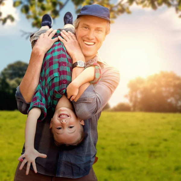 Padre sosteniendo Hijo al revés — Foto de Stock