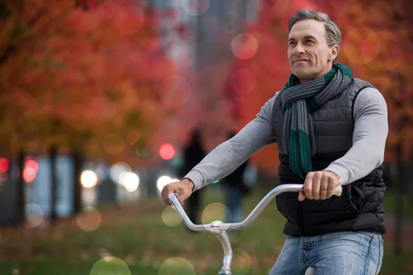 yakışıklı adam Bisiklete binmek