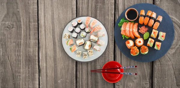 Vista de alto ángulo de sushi con salsa —  Fotos de Stock